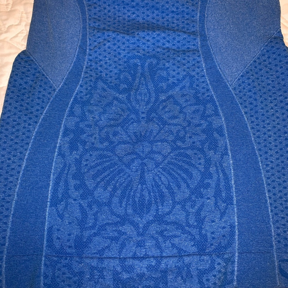 Climawear workout top with built-in bra - Picture 2 of 6